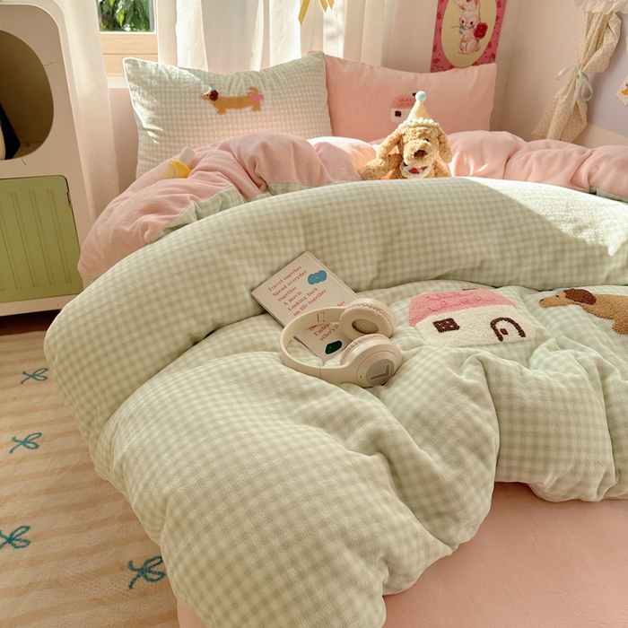 91家纺网 家纺一手货源 找家纺 顾里家纺 2025新款格子腊肠狗毛巾绣牛奶绒套件 绿格腊肠狗