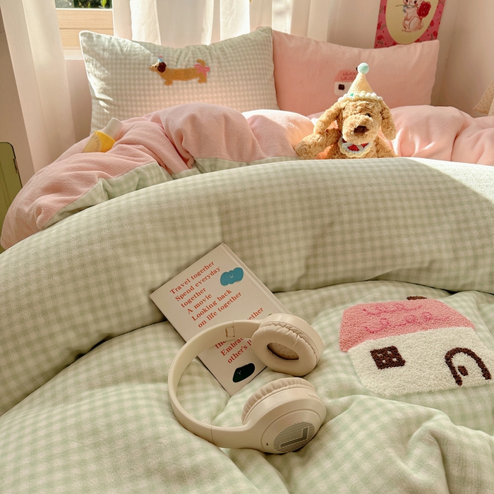 91家纺网 家纺一手货源 找家纺 顾里家纺 2025新款格子腊肠狗毛巾绣牛奶绒套件 绿格腊肠狗