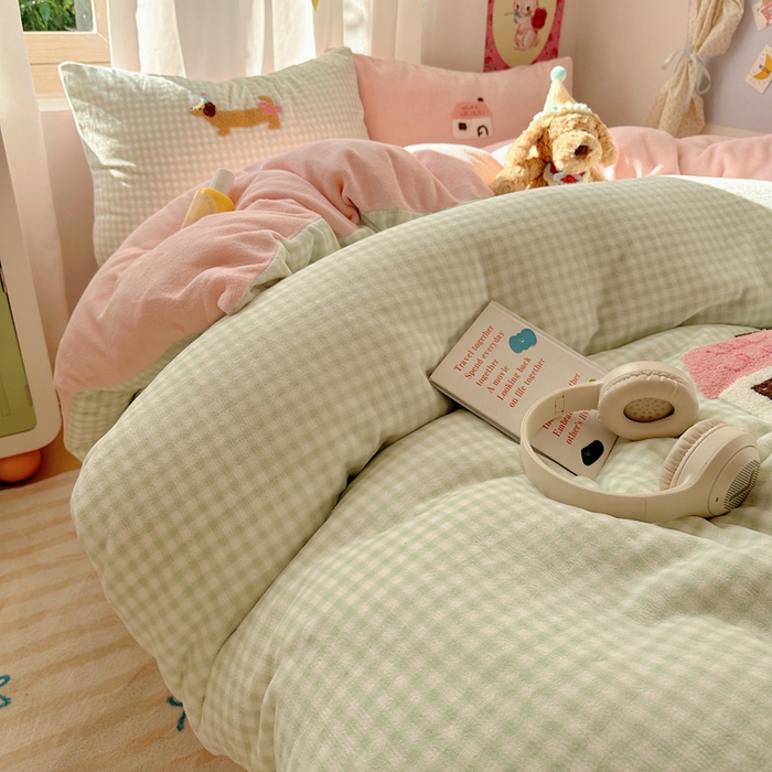 91家纺网 家纺一手货源 找家纺 顾里家纺 2025新款格子腊肠狗毛巾绣牛奶绒套件 绿格腊肠狗