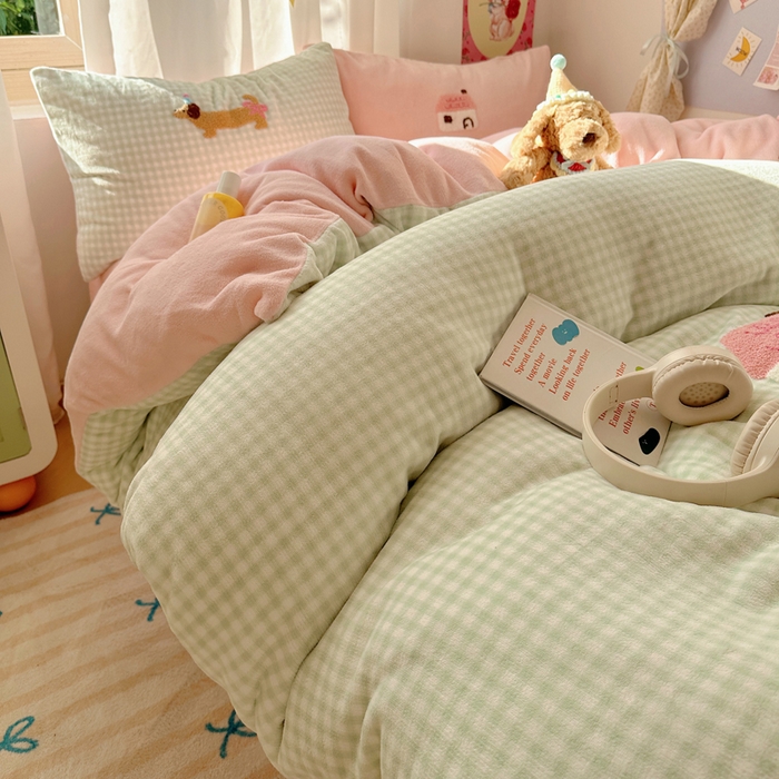 91家纺网 家纺一手货源 找家纺 顾里家纺 2025新款格子腊肠狗毛巾绣牛奶绒套件 绿格腊肠狗