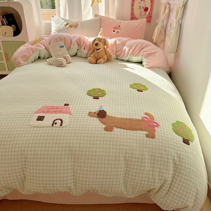 91家纺网 家纺一手货源 找家纺 顾里家纺 2025新款格子腊肠狗毛巾绣牛奶绒套件 绿格腊肠狗