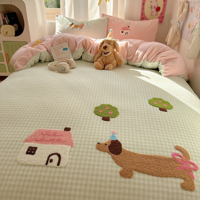 91家纺网 家纺一手货源 找家纺 顾里家纺 2025新款格子腊肠狗毛巾绣牛奶绒套件 绿格腊肠狗