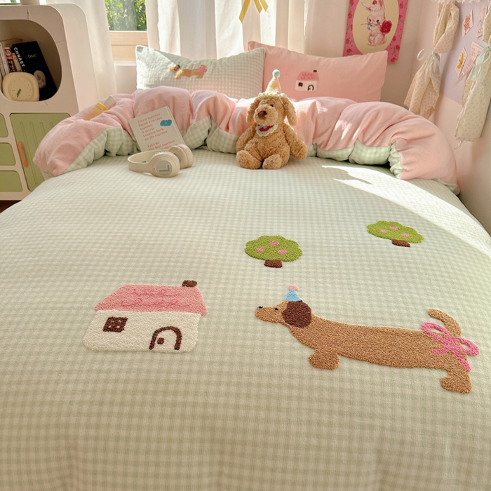 91家纺网 家纺一手货源 找家纺 顾里家纺 2025新款格子腊肠狗毛巾绣牛奶绒套件 绿格腊肠狗