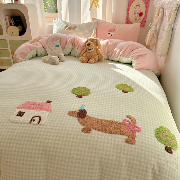 91家纺网 家纺一手货源 找家纺 顾里家纺 2025新款格子腊肠狗毛巾绣牛奶绒套件 绿格腊肠狗