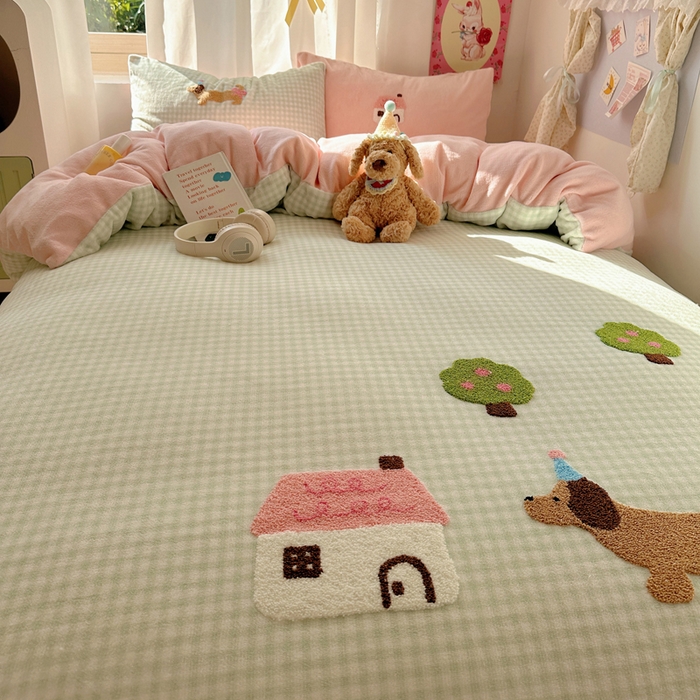 91家纺网 家纺一手货源 找家纺 顾里家纺 2025新款格子腊肠狗毛巾绣牛奶绒套件 绿格腊肠狗