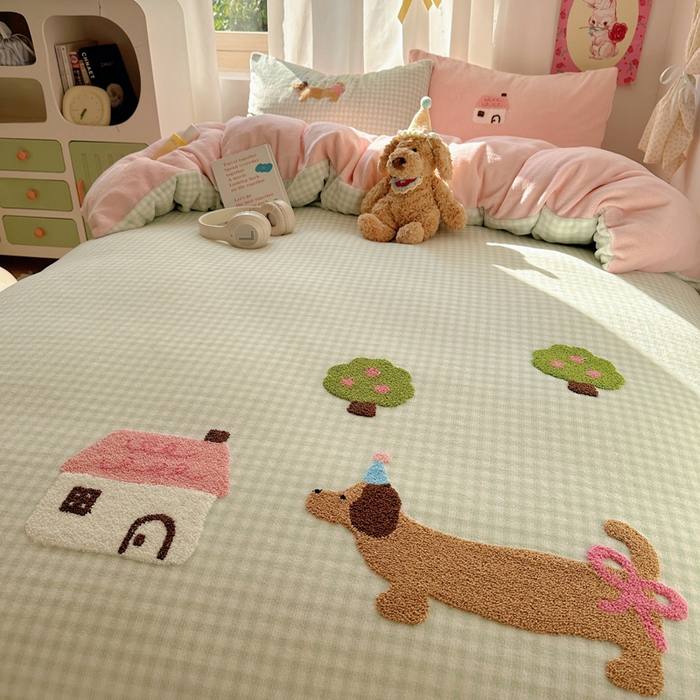 91家纺网 家纺一手货源 找家纺 顾里家纺 2025新款格子腊肠狗毛巾绣牛奶绒套件 绿格腊肠狗