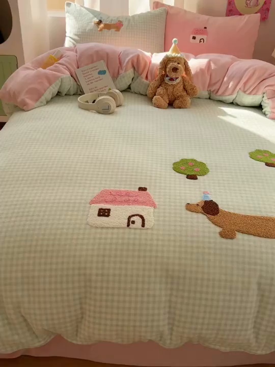 91家纺网 家纺一手货源 找家纺 顾里家纺 2025新款格子腊肠狗毛巾绣牛奶绒套件 绿格腊肠狗