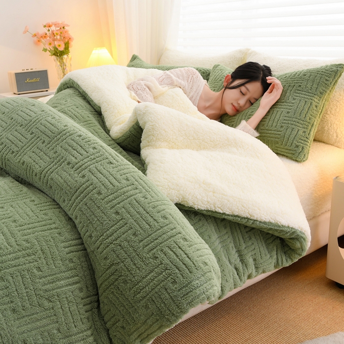 91家纺网 家纺一手货源 找家纺 圣楚家纺 2025新款塔芙绒羊羔绒冬被被子被芯 抹茶