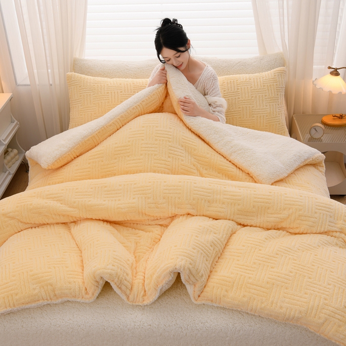 91家纺网 家纺一手货源 找家纺 圣楚家纺 2025新款塔芙绒羊羔绒冬被被子被芯 奶黄