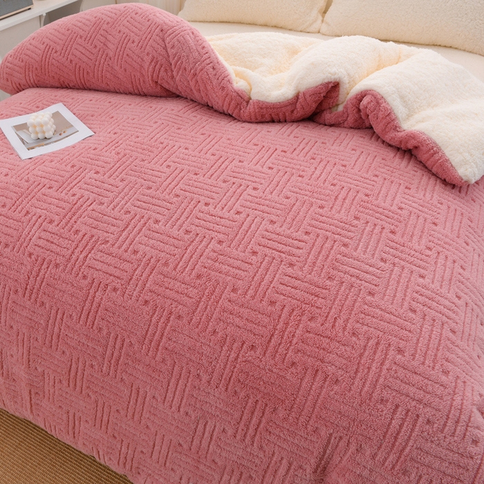 91家纺网 家纺一手货源 找家纺 圣楚家纺 2025新款塔芙绒羊羔绒冬被被子被芯 粉黛