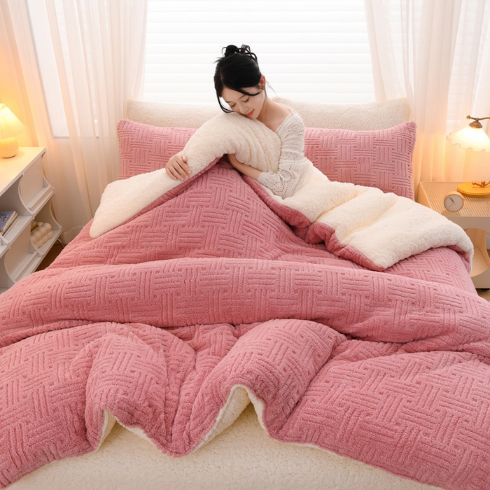 91家纺网 家纺一手货源 找家纺 圣楚家纺 2025新款塔芙绒羊羔绒冬被被子被芯 粉黛