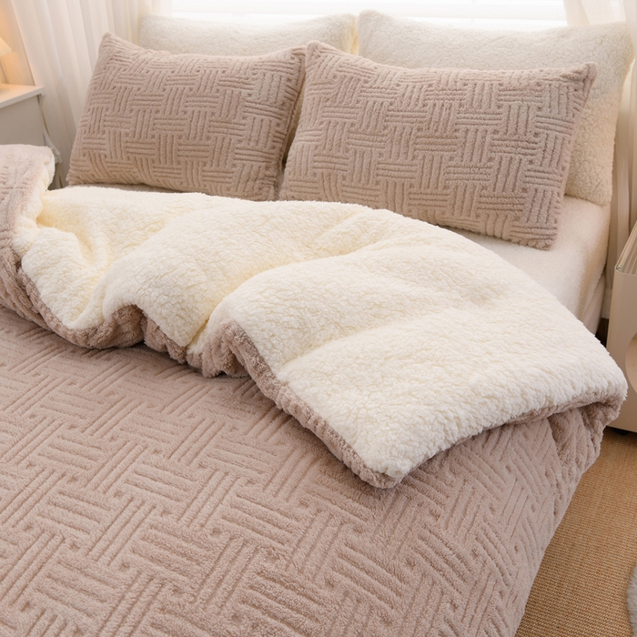 91家纺网 家纺一手货源 找家纺 圣楚家纺 2025新款塔芙绒羊羔绒冬被被子被芯 卡其