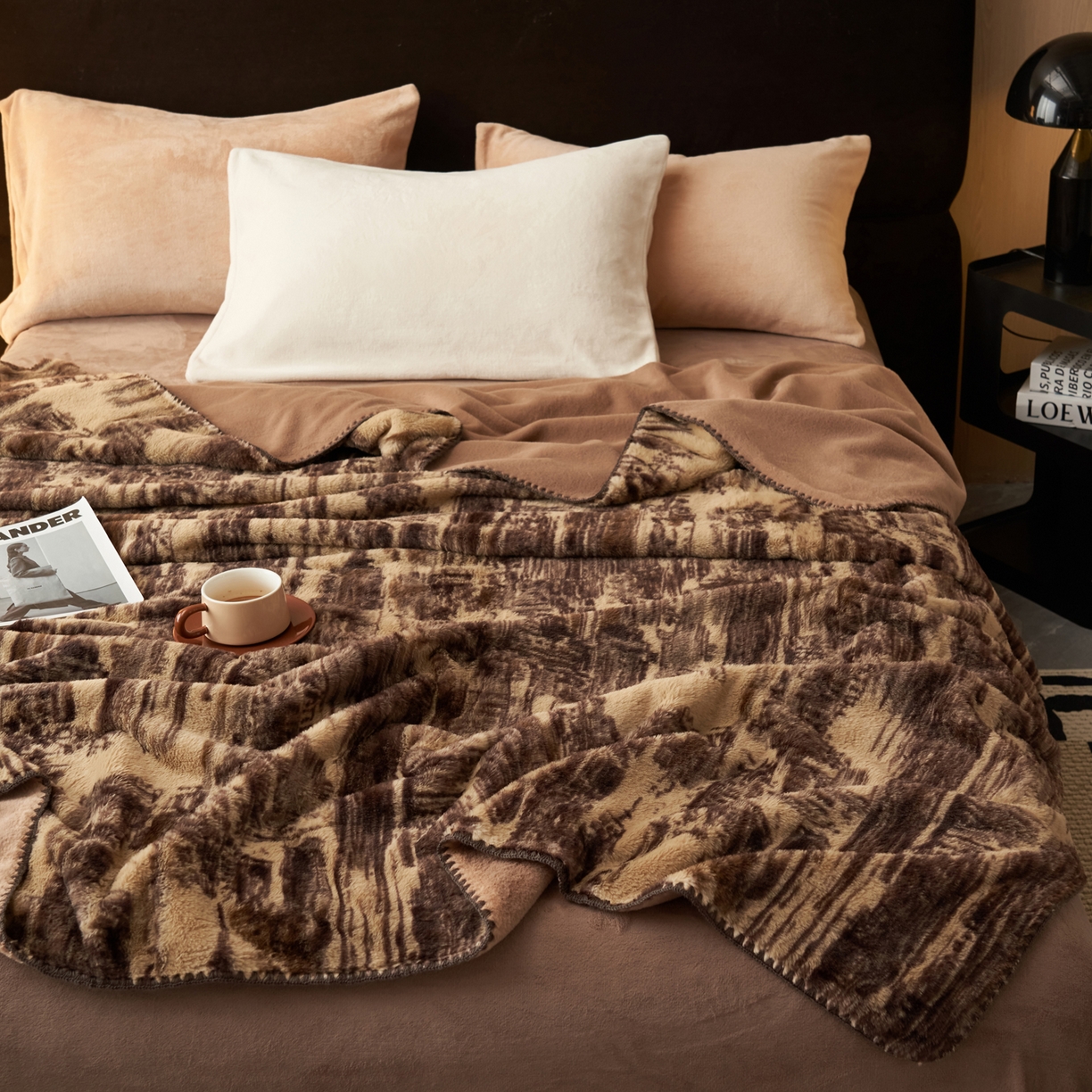 91家纺网 家纺一手货源 找家纺 晨曦家纺 2025新款兔毛绒海獭绒双层毛毯三角针复合毛毯 西城印象-咖