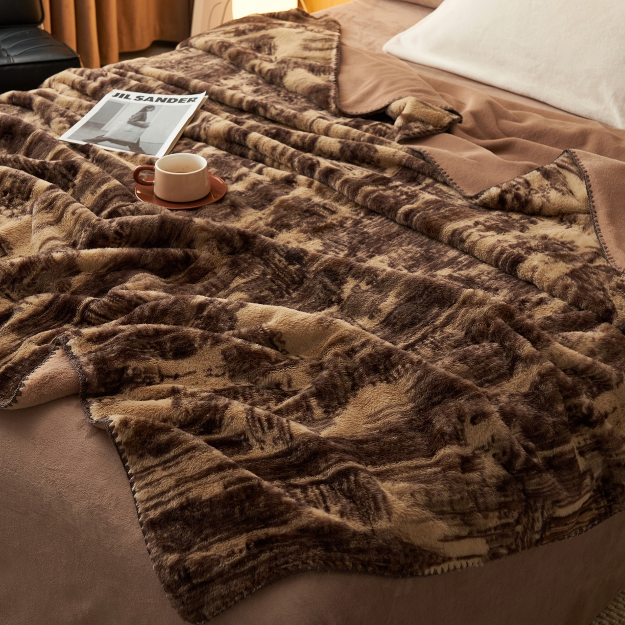 91家纺网 家纺一手货源 找家纺 晨曦家纺 2025新款兔毛绒海獭绒双层毛毯三角针复合毛毯 西城印象-咖