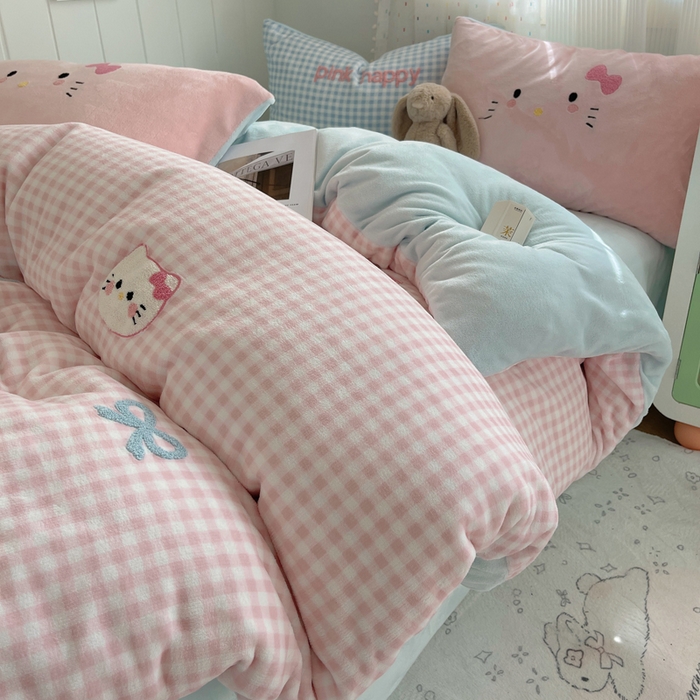 91家纺网 家纺一手货源 找家纺 （总）顾里家纺 2025新款格子猫咪毛巾绣牛奶绒套件