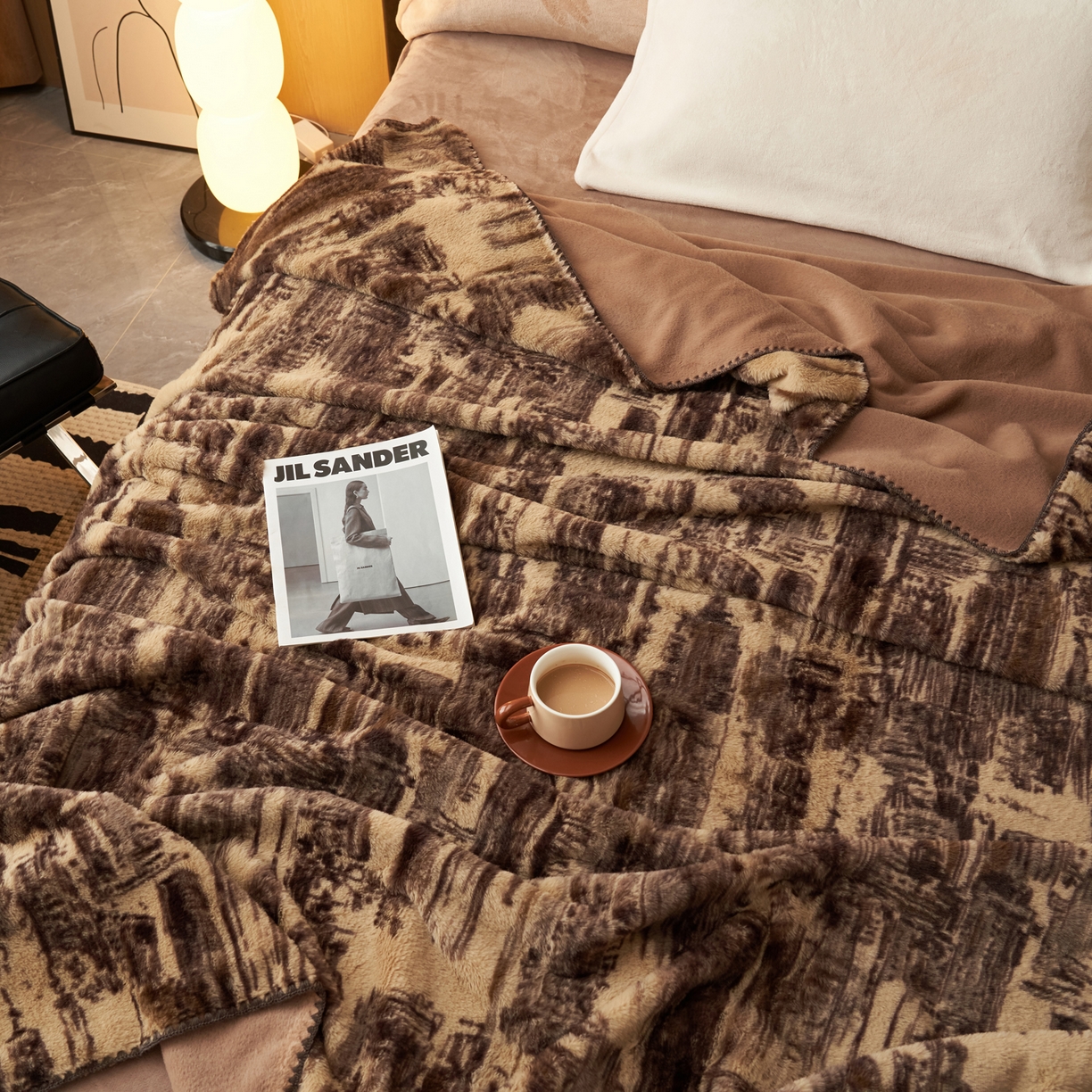 91家纺网 家纺一手货源 找家纺 晨曦家纺 2025新款兔毛绒海獭绒双层毛毯三角针复合毛毯 西城印象-咖