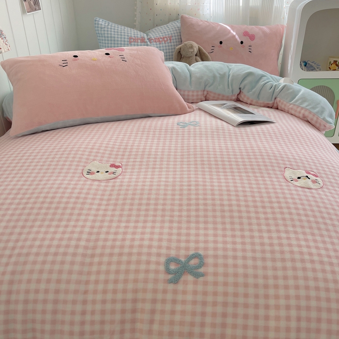 91家纺网 家纺一手货源 找家纺 （总）顾里家纺 2025新款格子猫咪毛巾绣牛奶绒套件