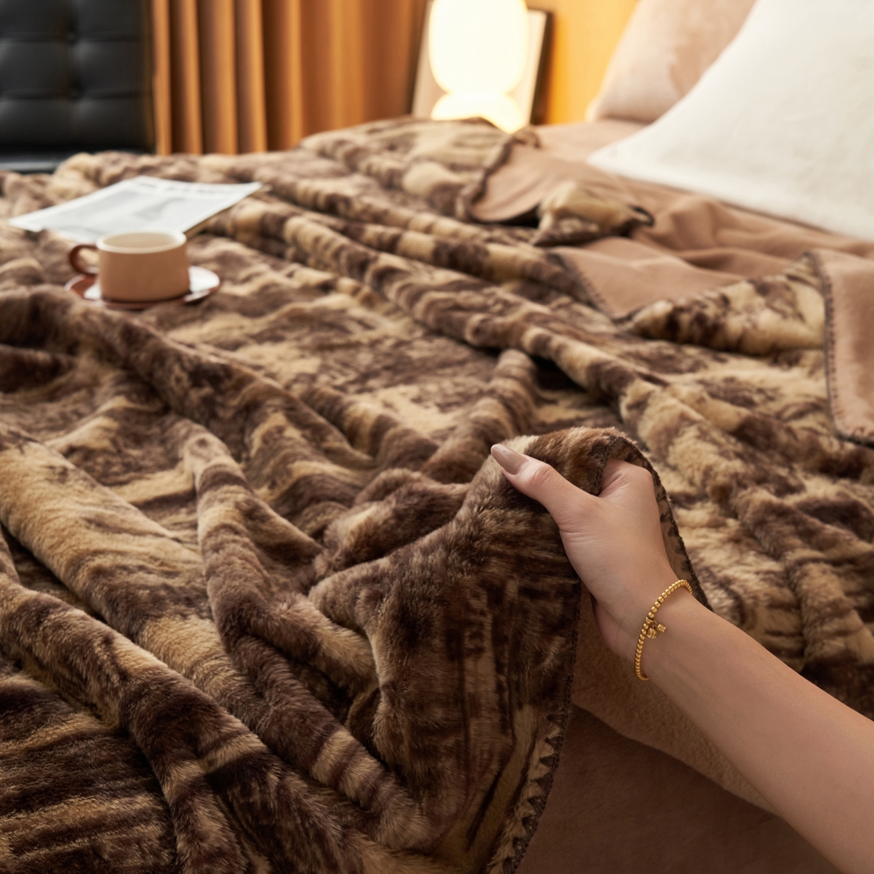 91家纺网 家纺一手货源 找家纺 晨曦家纺 2025新款兔毛绒海獭绒双层毛毯三角针复合毛毯 西城印象-咖