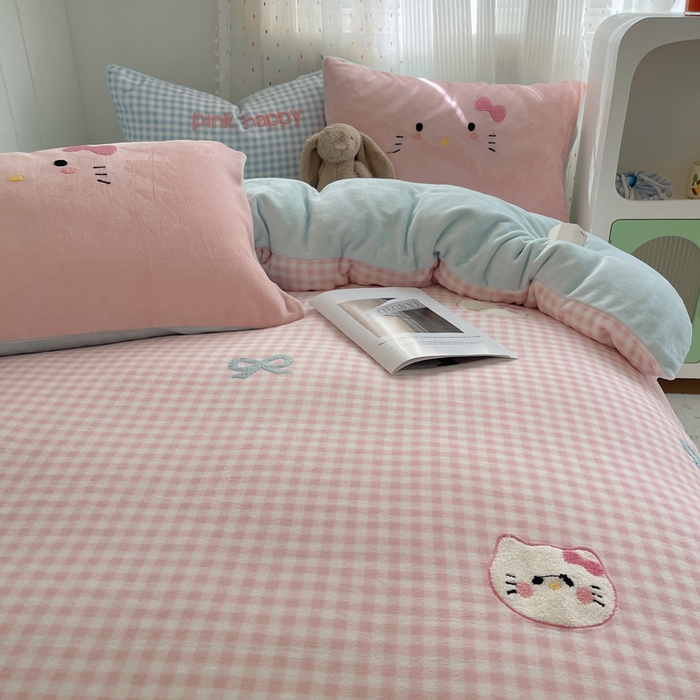 91家纺网 家纺一手货源 找家纺 （总）顾里家纺 2025新款格子猫咪毛巾绣牛奶绒套件