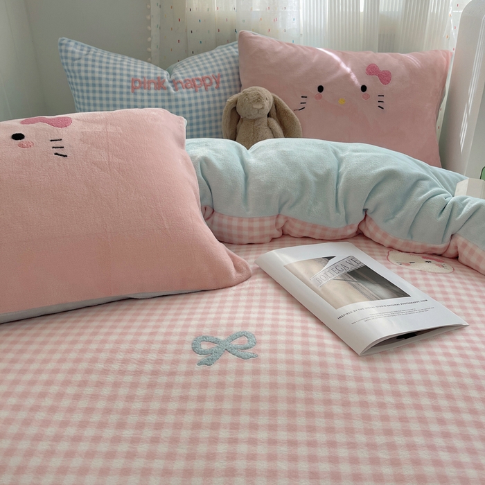 91家纺网 家纺一手货源 找家纺 （总）顾里家纺 2025新款格子猫咪毛巾绣牛奶绒套件