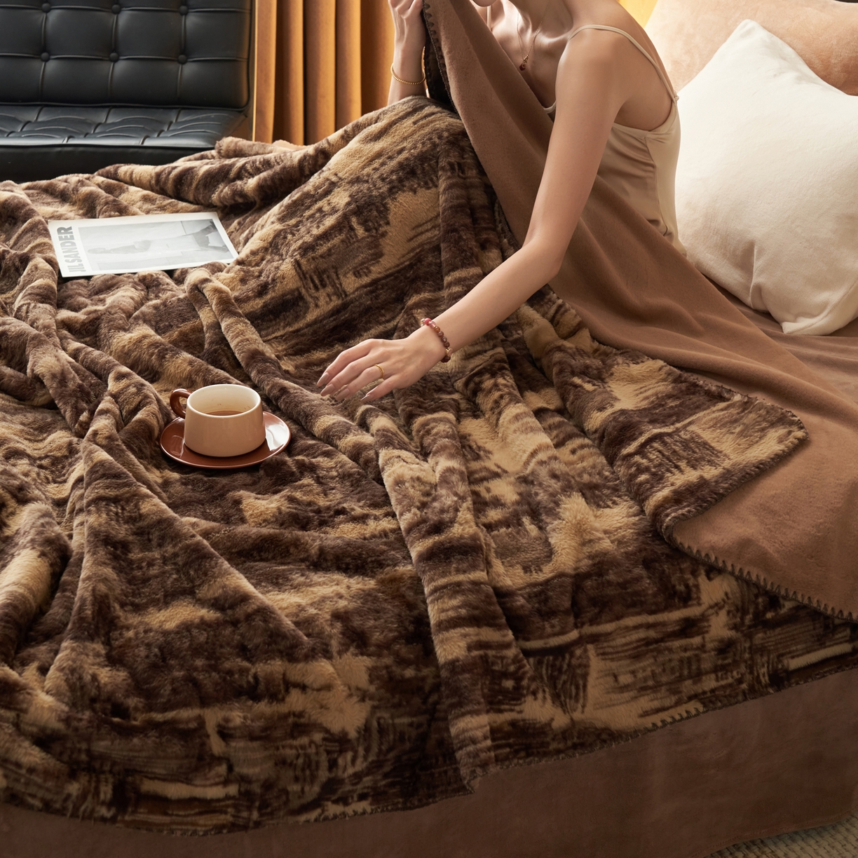 91家纺网 家纺一手货源 找家纺 晨曦家纺 2025新款兔毛绒海獭绒双层毛毯三角针复合毛毯 西城印象-咖