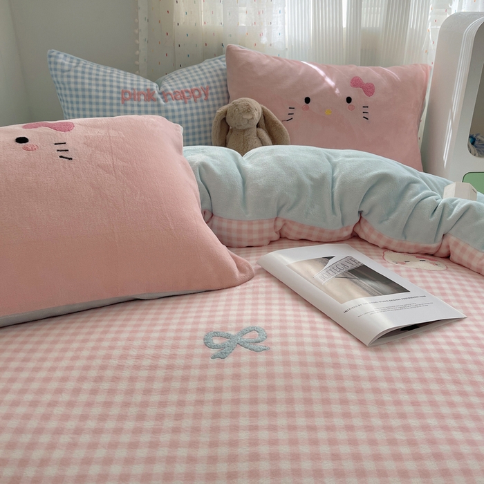 91家纺网 家纺一手货源 找家纺 （总）顾里家纺 2025新款格子猫咪毛巾绣牛奶绒套件