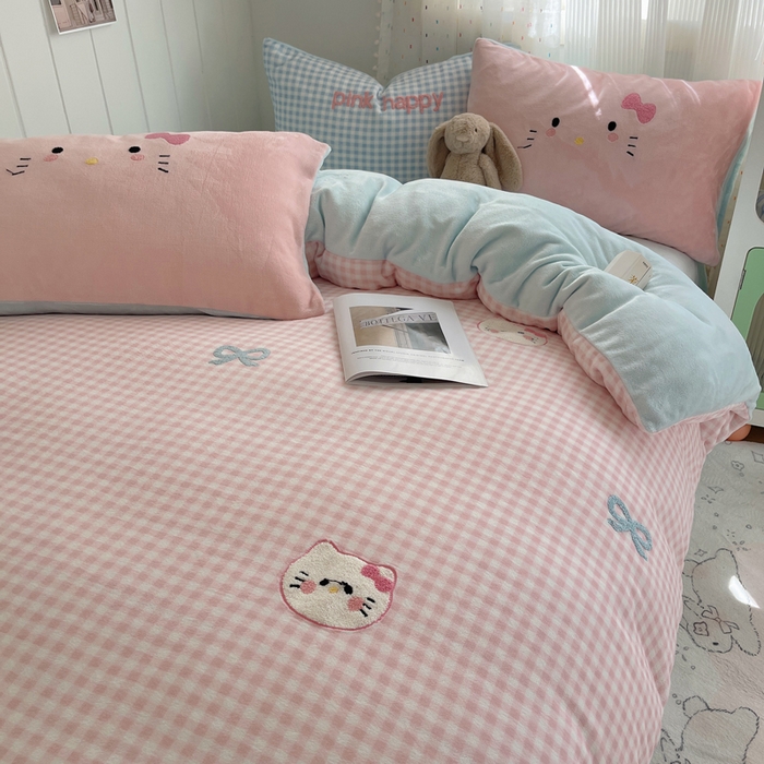 91家纺网 家纺一手货源 找家纺 （总）顾里家纺 2025新款格子猫咪毛巾绣牛奶绒套件