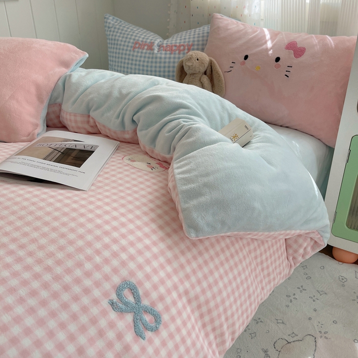 91家纺网 家纺一手货源 找家纺 （总）顾里家纺 2025新款格子猫咪毛巾绣牛奶绒套件