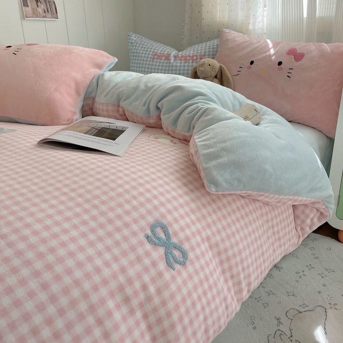 91家纺网 家纺一手货源 找家纺 （总）顾里家纺 2025新款格子猫咪毛巾绣牛奶绒套件