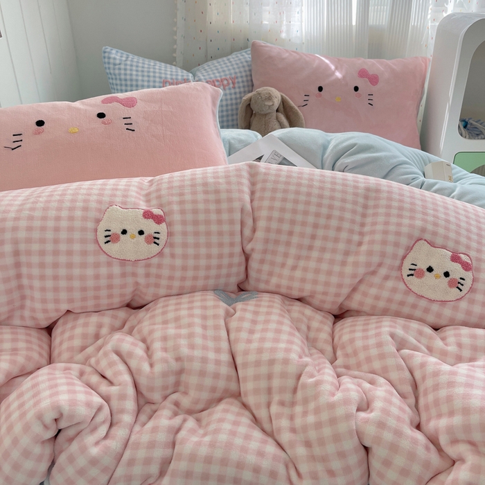 91家纺网 家纺一手货源 找家纺 （总）顾里家纺 2025新款格子猫咪毛巾绣牛奶绒套件