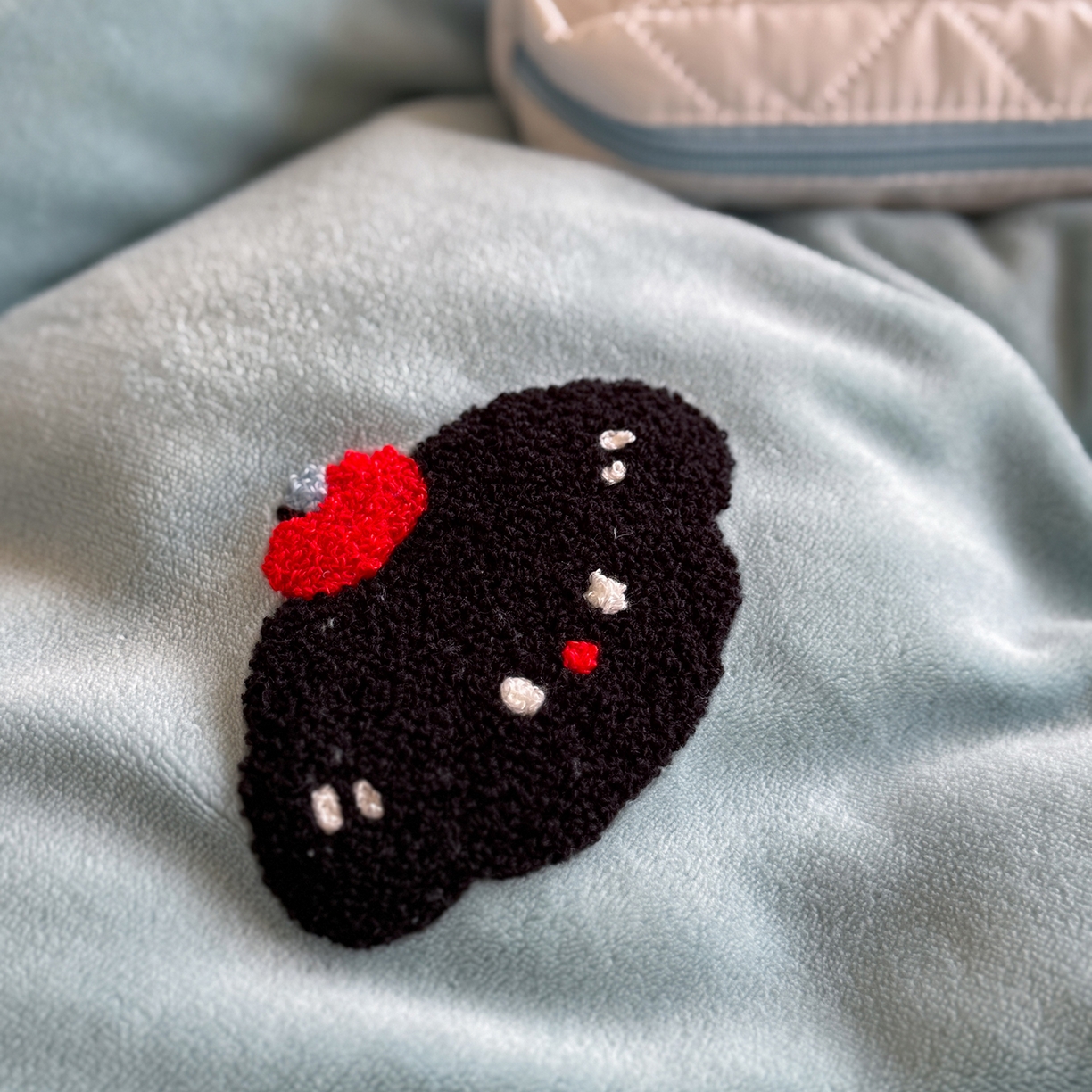 91家纺网 家纺一手货源 找家纺 美乐迪家纺 2025新款牛奶绒卡通绣花四件套 狗狗物语