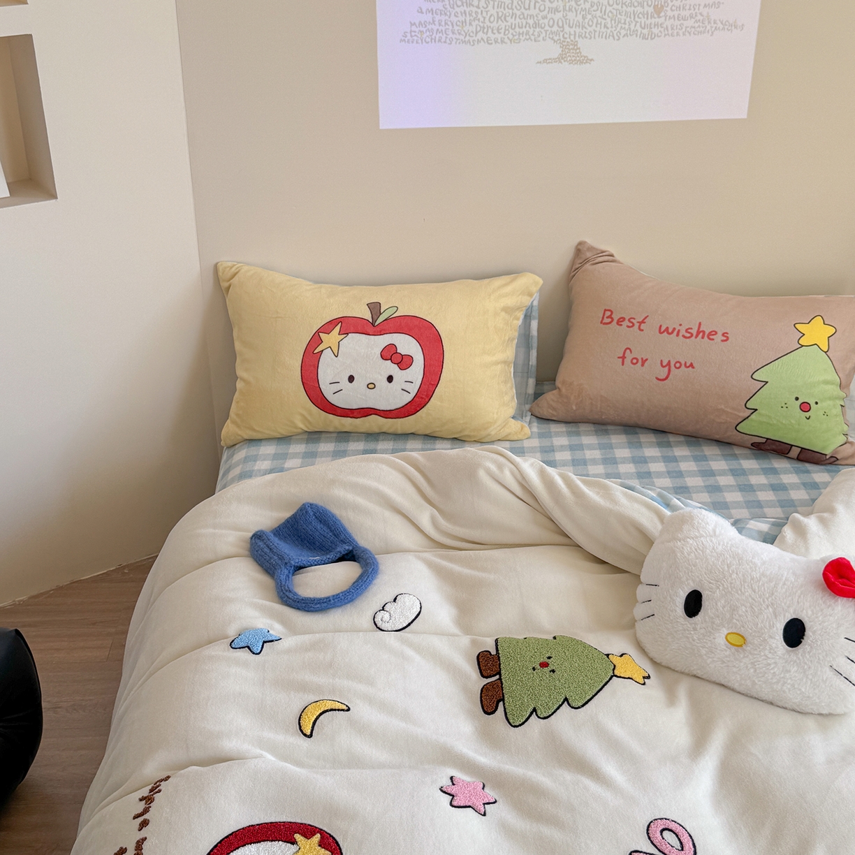 91家纺网 家纺一手货源 找家纺 美乐迪家纺 2025新款牛奶绒卡通绣花四件套 苹果猫