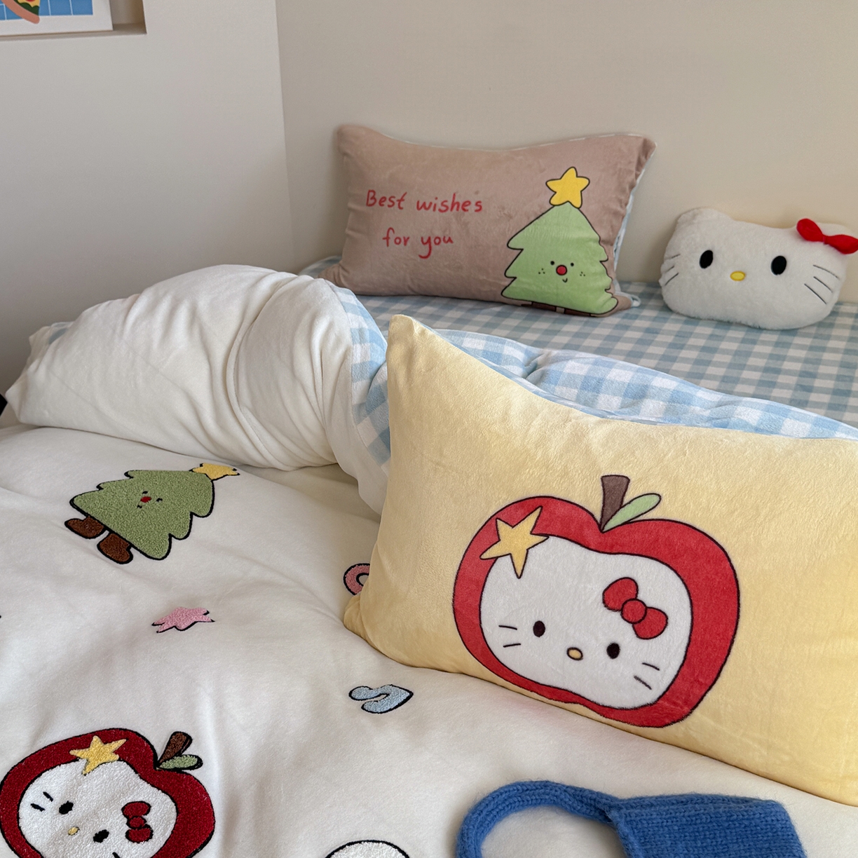 91家纺网 家纺一手货源 找家纺 美乐迪家纺 2025新款牛奶绒卡通绣花四件套 苹果猫