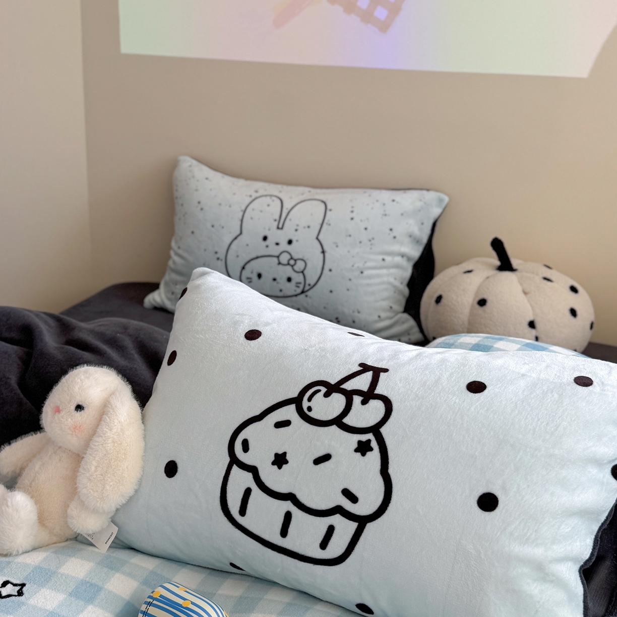 91家纺网 家纺一手货源 找家纺 美乐迪家纺 2025新款牛奶绒卡通绣花四件套 甜蜜伙伴