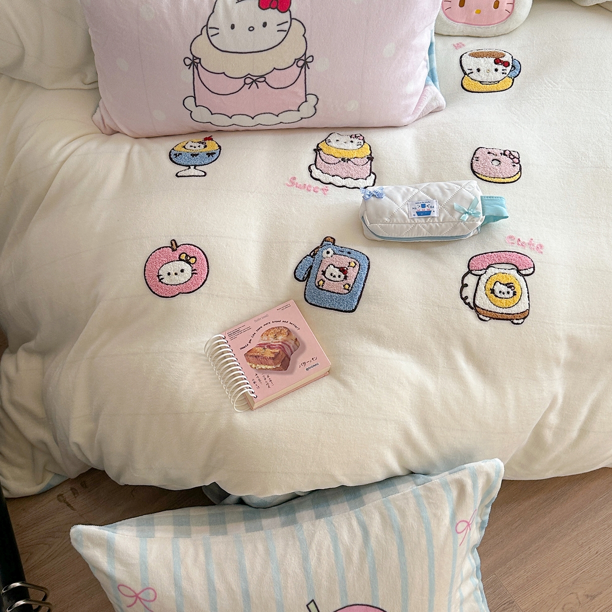 91家纺网 家纺一手货源 找家纺 美乐迪家纺 2025新款牛奶绒卡通绣花四件套 猫咪杂物社