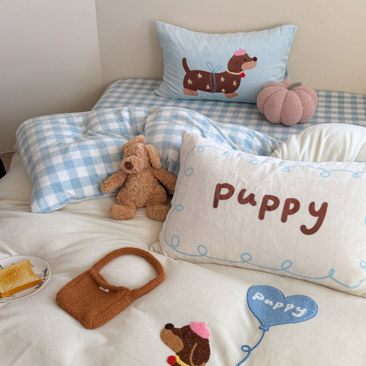 91家纺网 家纺一手货源 找家纺 美乐迪家纺 2025新款牛奶绒卡通绣花四件套 气球腊肠狗