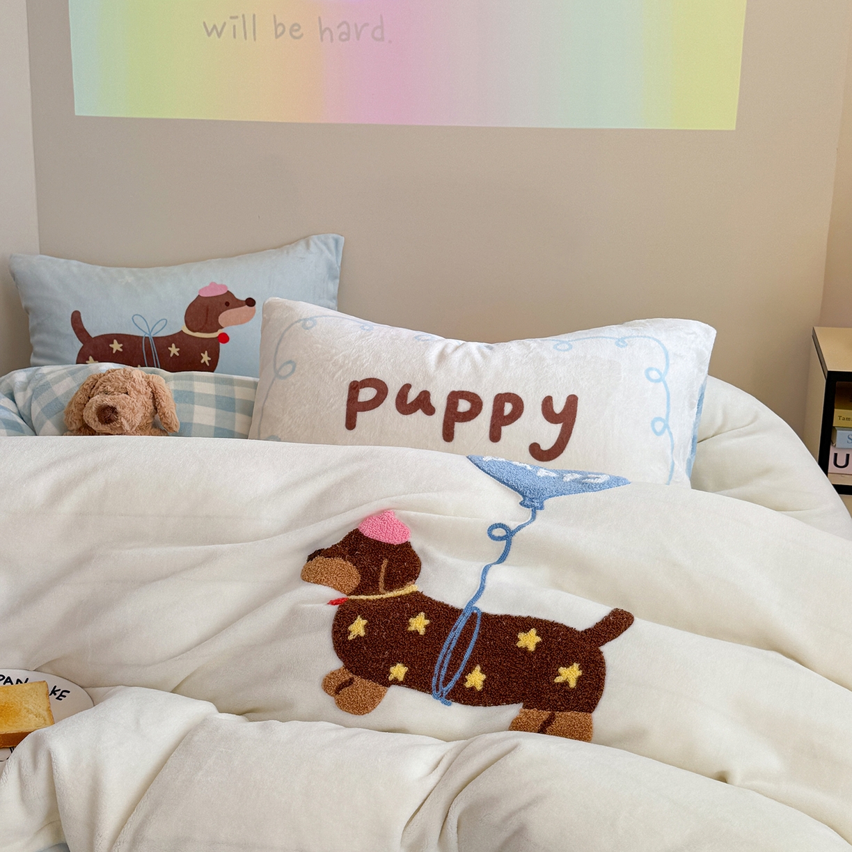 91家纺网 家纺一手货源 找家纺 美乐迪家纺 2025新款牛奶绒卡通绣花四件套 气球腊肠狗