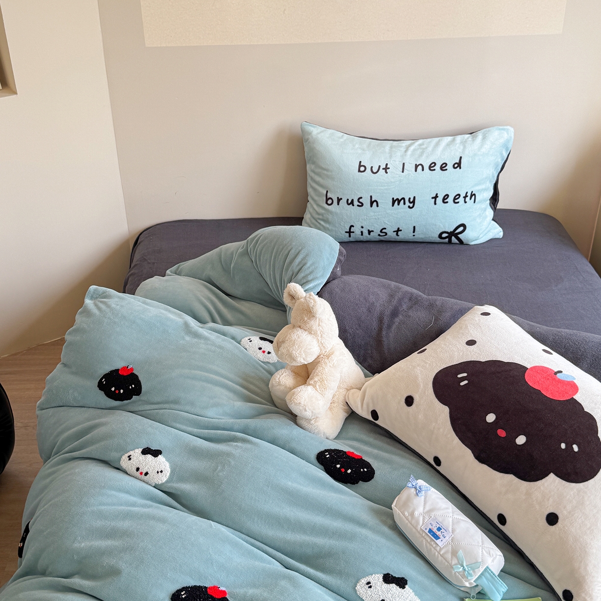 91家纺网 家纺一手货源 找家纺 美乐迪家纺 2025新款牛奶绒卡通绣花四件套 狗狗物语