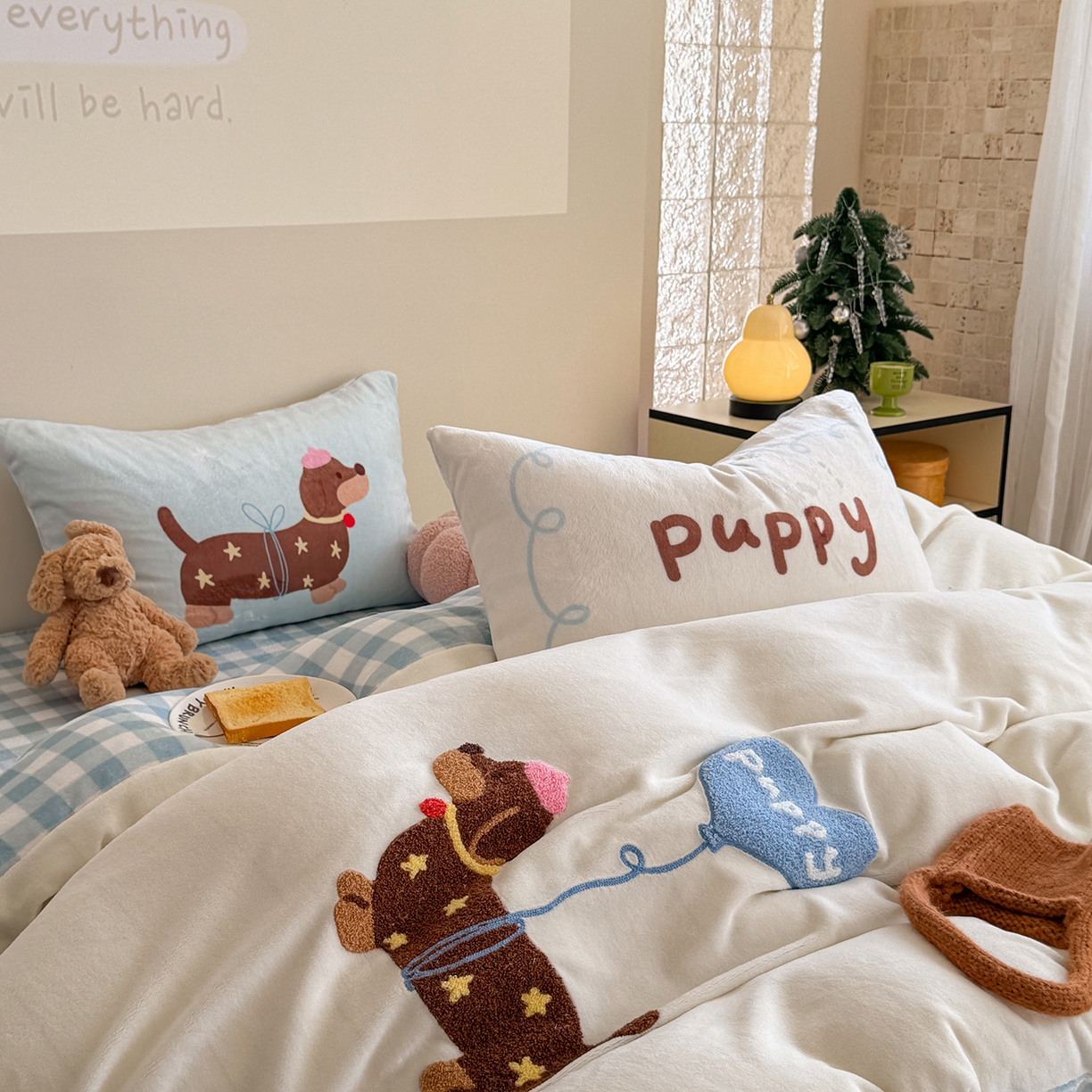 91家纺网 家纺一手货源 找家纺 美乐迪家纺 2025新款牛奶绒卡通绣花四件套 气球腊肠狗