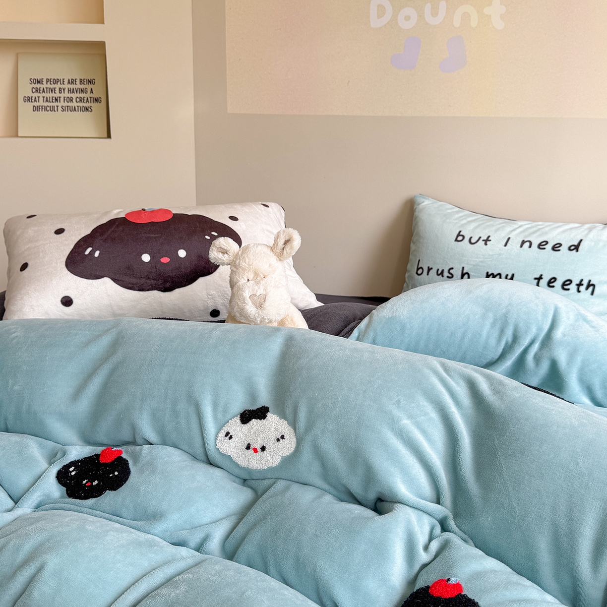 91家纺网 家纺一手货源 找家纺 美乐迪家纺 2025新款牛奶绒卡通绣花四件套 狗狗物语