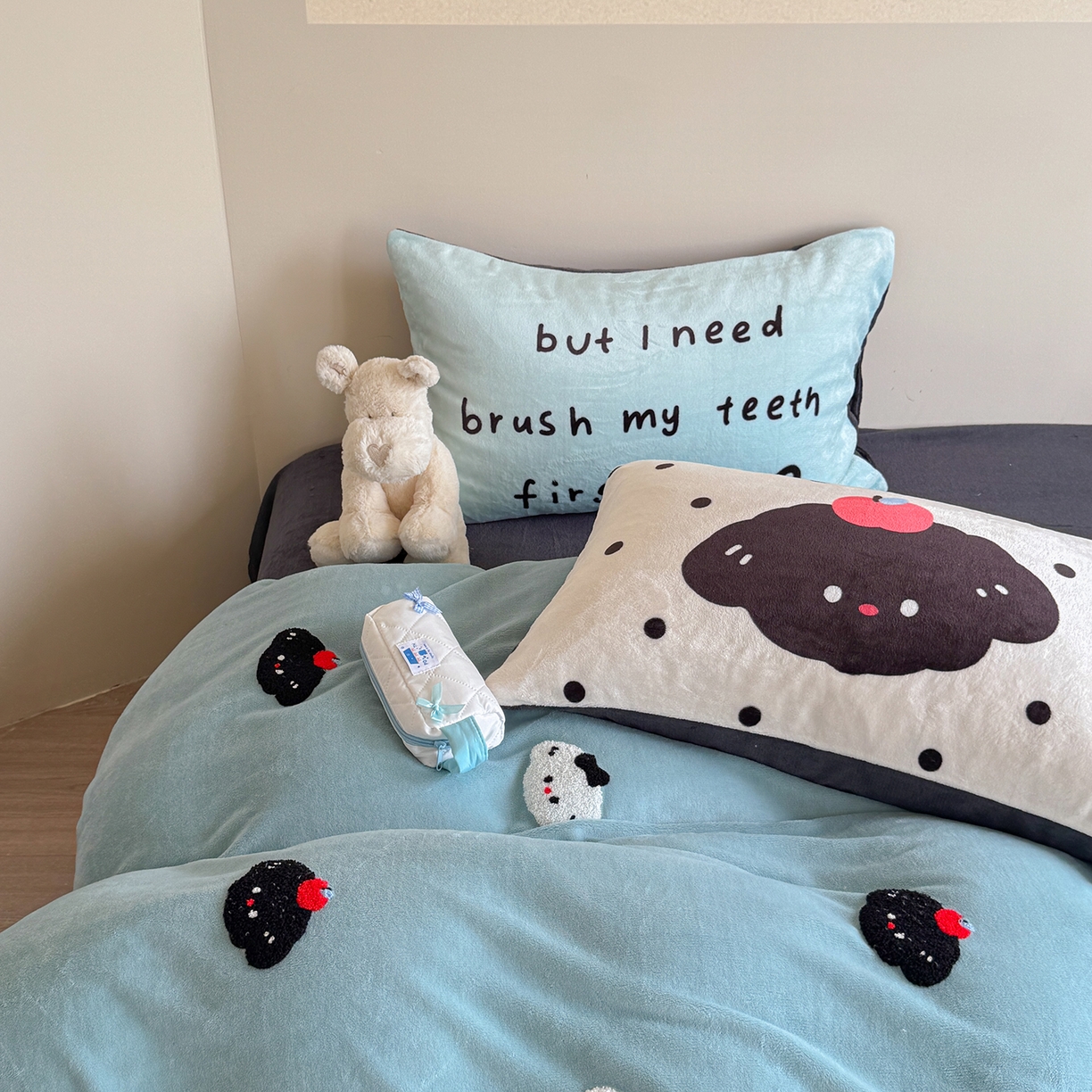 91家纺网 家纺一手货源 找家纺 美乐迪家纺 2025新款牛奶绒卡通绣花四件套 狗狗物语