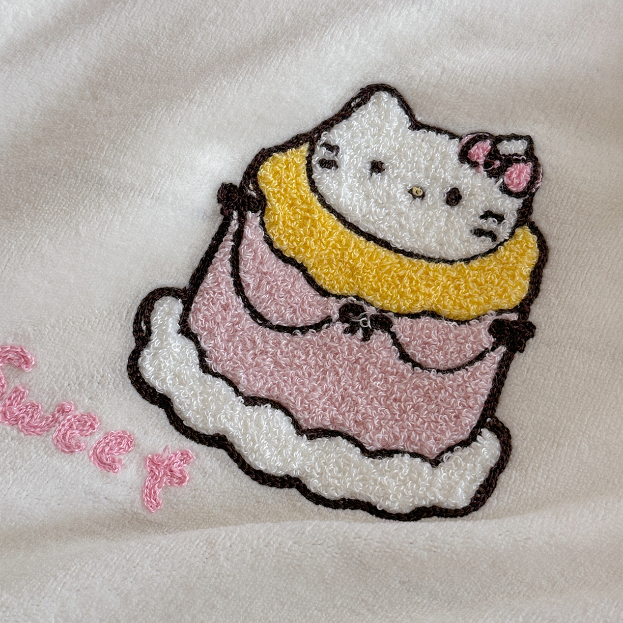 91家纺网 家纺一手货源 找家纺 美乐迪家纺 2025新款牛奶绒卡通绣花四件套 猫咪杂物社