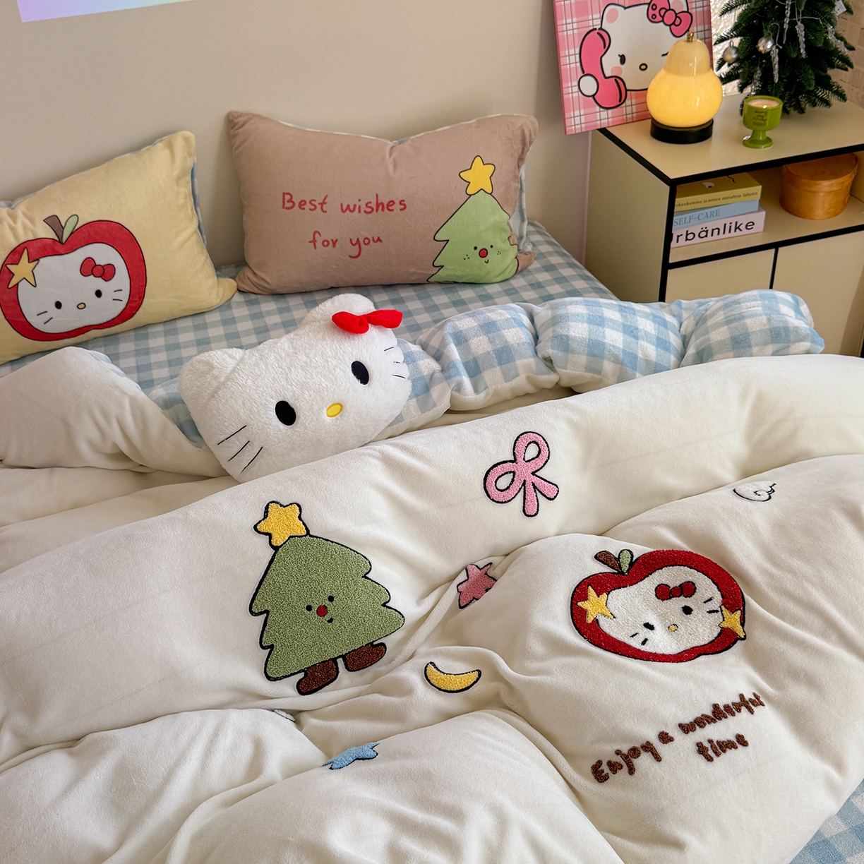 91家纺网 家纺一手货源 找家纺 美乐迪家纺 2025新款牛奶绒卡通绣花四件套 苹果猫