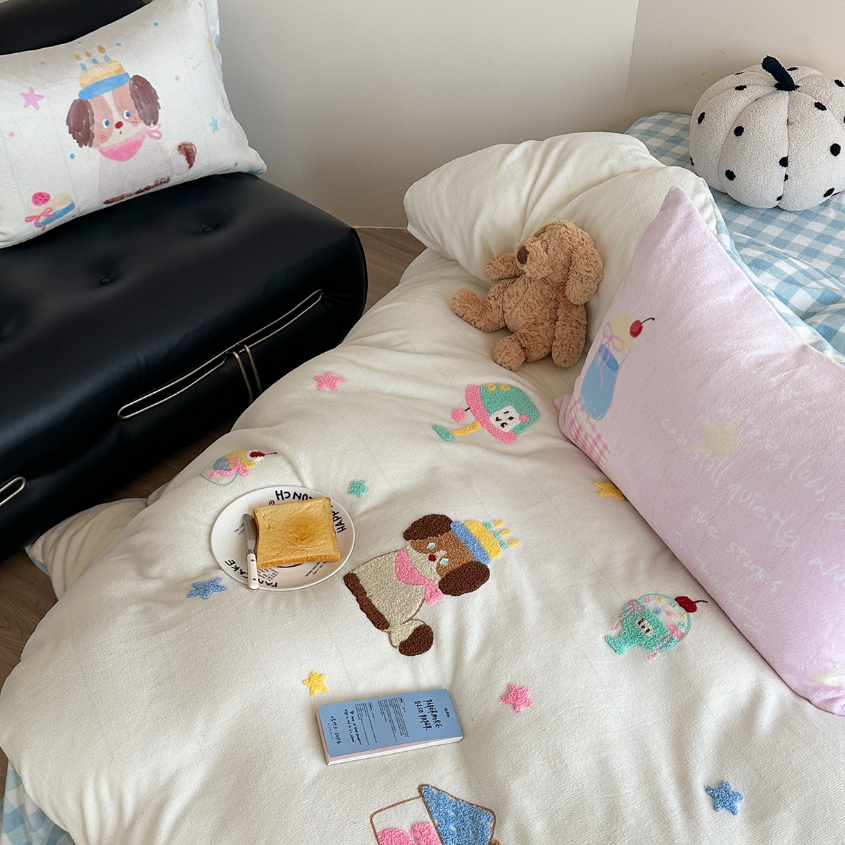 91家纺网 家纺一手货源 找家纺 美乐迪家纺 2025新款牛奶绒卡通绣花四件套 小狗的世界