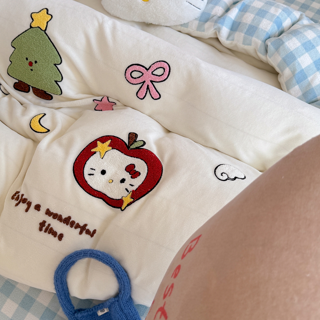 91家纺网 家纺一手货源 找家纺 美乐迪家纺 2025新款牛奶绒卡通绣花四件套 苹果猫