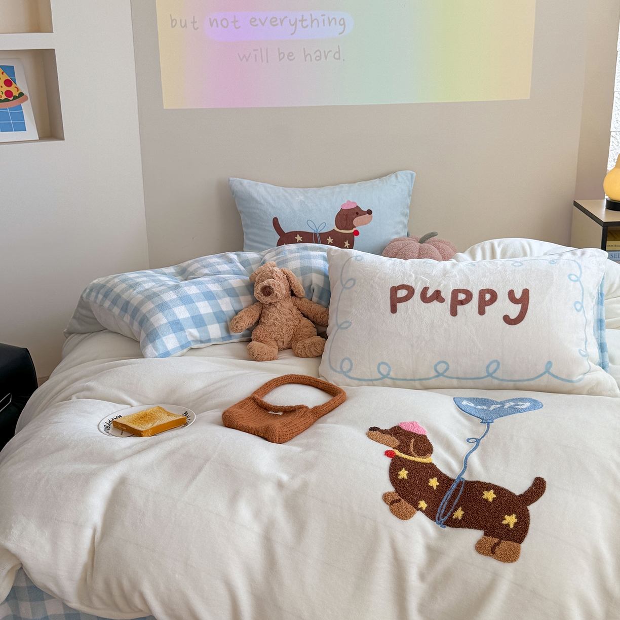 91家纺网 家纺一手货源 找家纺 美乐迪家纺 2025新款牛奶绒卡通绣花四件套 气球腊肠狗