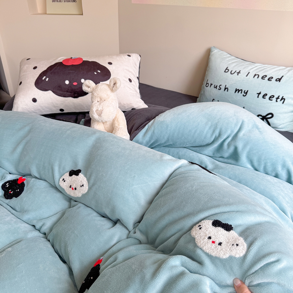 91家纺网 家纺一手货源 找家纺 美乐迪家纺 2025新款牛奶绒卡通绣花四件套 狗狗物语