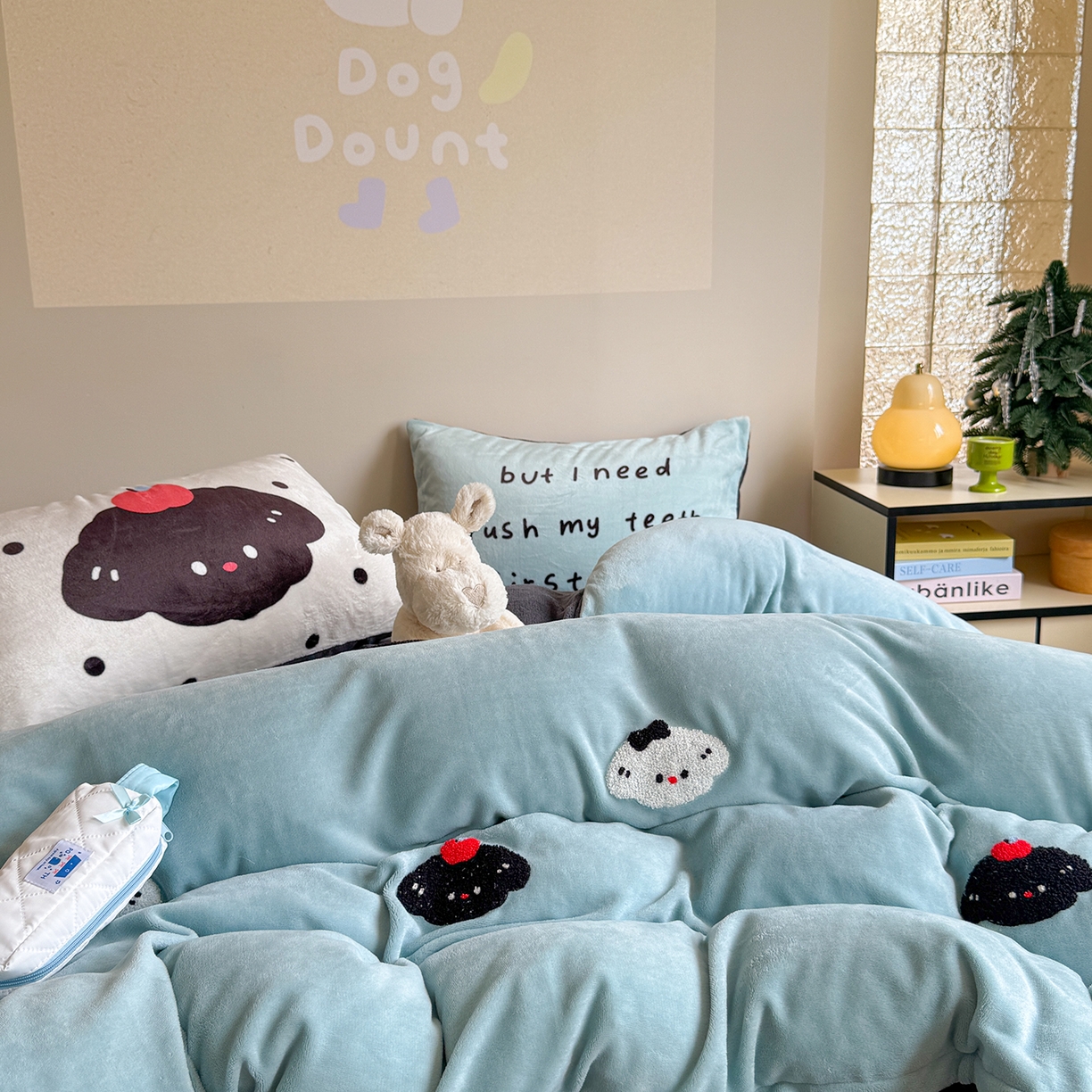 91家纺网 家纺一手货源 找家纺 美乐迪家纺 2025新款牛奶绒卡通绣花四件套 狗狗物语