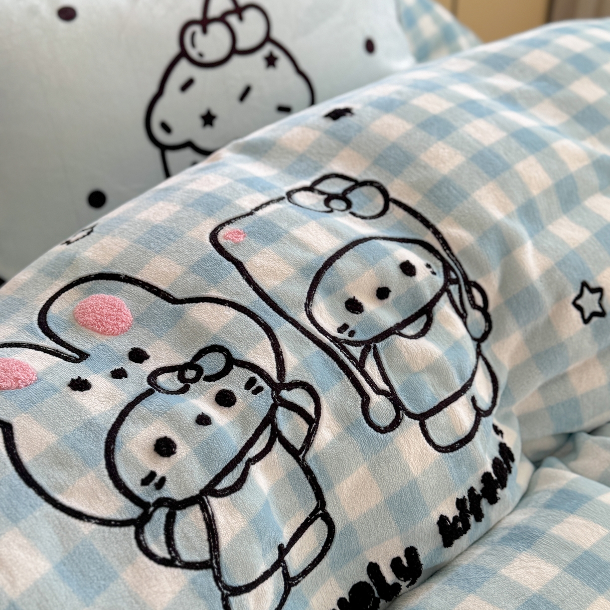 91家纺网 家纺一手货源 找家纺 美乐迪家纺 2025新款牛奶绒卡通绣花四件套 甜蜜伙伴