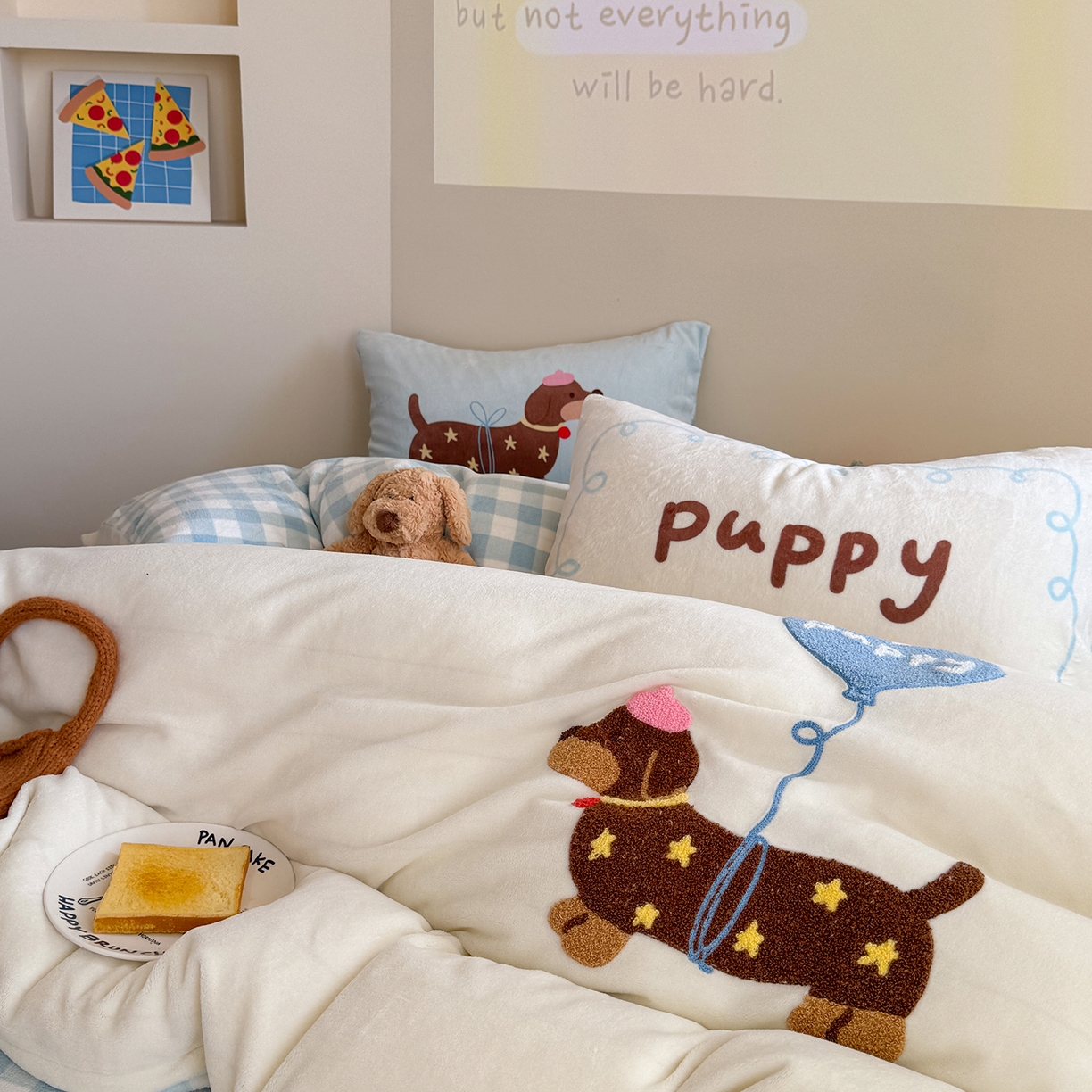 91家纺网 家纺一手货源 找家纺 美乐迪家纺 2025新款牛奶绒卡通绣花四件套 气球腊肠狗